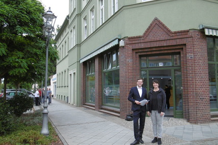 Martin Reiher (GF GuWo mbH) mit Frau Annett Manke (GF Call24) vor der Berliner Str. 12